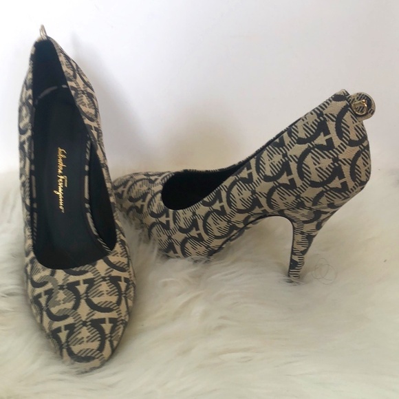Salvator Ferragamo Pumps Size